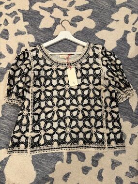 Solitaire Black and White Crochet Floral Short Sleeve Top